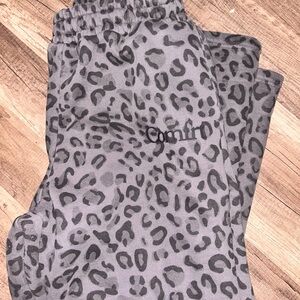 Comfrt black leopard wide leg sweatpants